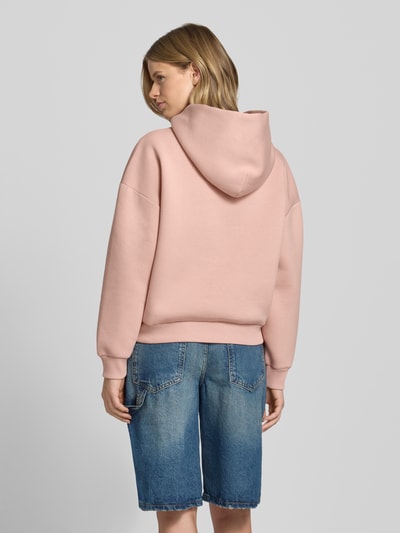 Review Bluza z kapturem, wyhaftowanym logo i kieszenią kangurką Brudnoróżowy 5