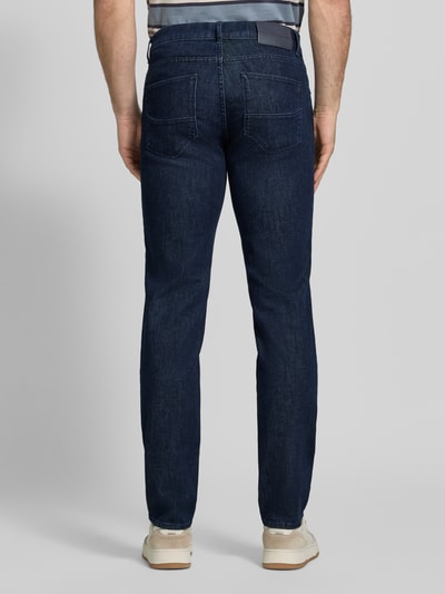Männermodel trägt Regular Fit Jeans aus mix van katoen en kasjmier Modell 'Cadiz' van Brax, heren straight jeans, volledig achteraanzicht.