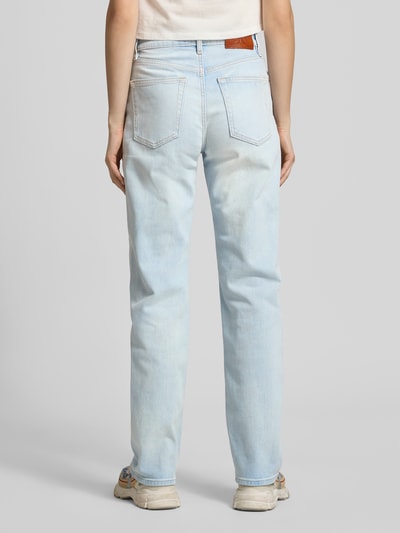 Frauenmodel trägt Straight Fit Jeans aus Baumwoll-Mix von Calvin Klein Jeans in heller Denim-Optik mit 5-Pocket-Design, Ganzkörperansicht Rückansicht.