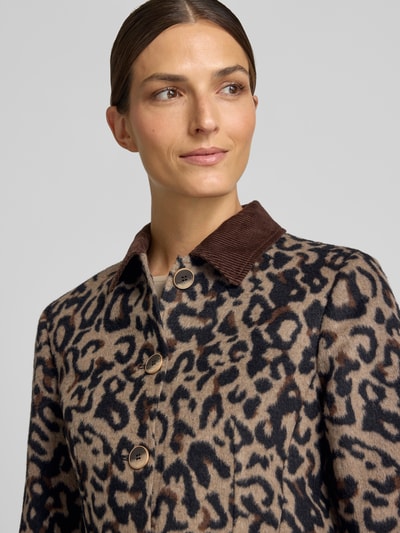 Frauenmodel trägt Regular Fit Jacke mit Umlegekragen von White Label mit Allover-Animal-Print, Nahaufnahme Oberkörper.