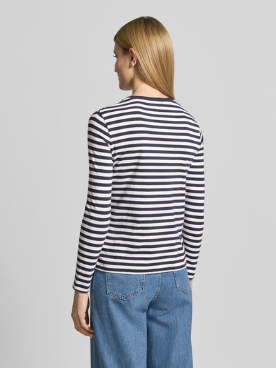 Frauenmodel trägt Longsleeve mit Label-Stitching von Gant aus reiner Baumwolle im Regular-Fit, blau-weiß gestreift, Rückenlänge 54 cm, Ganzkörperansicht Rückansicht.