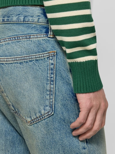 Männermodel trägt Straight Leg Jeans im 5-Pocket-Design von GAP, Reine Baumwolle, Relaxed-Fit, hellblaue Jeans-Optik, Detailaufnahme.