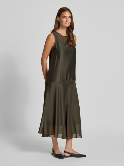 Frauenmodel trägt Midikleid mit Leinen-Anteil Modell 'Welsa' von OPUS in Oliv, Lyocell-Mix, gerader Schnitt, Ganzkörperansicht von vorne.