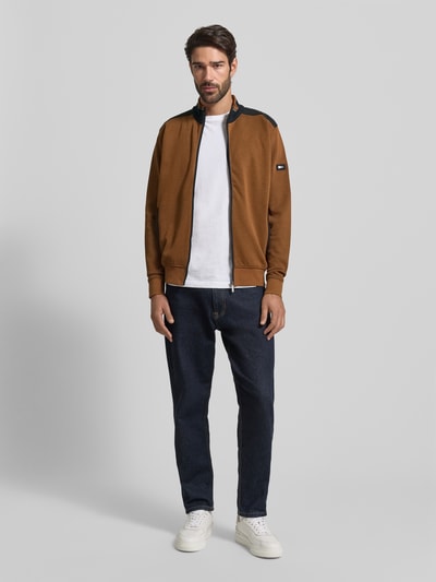 Męski model nosi Sweatjacke mit Stehkragen od bugatti, bawełniana mieszanka, krój regular fit, zamek, kieszenie, prążkowane wykończenia, widok całej sylwetki z przodu.