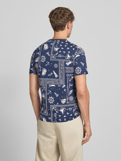 Männermodel trägt Slim Fit T-Shirt aus reiner Baumwolle Modell 'CO CN BANDANA PRINT' von Polo Ralph Lauren, dunkelblauer Bandana-Print, Ganzkörperansicht Rückansicht, Herren T-Shirt.