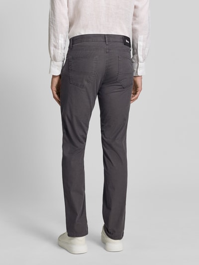 Männermodel trägt Regular Fit Hose mit 5-Pocket-Design aus Baumwoll-Mix Modell 'Cadiz' von Brax, Optik: Unifarben, Ganzkörperansicht Rückansicht.