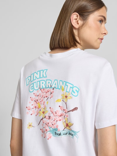 Frauenmodel trägt Damen T-Shirt von Pieces Regular Fit T-Shirt aus reiner Baumwolle Modell 'BRIANNA', Optik: Unifarben, Motiv-Print, Ärmelform: Kurzarm, Rundhals, Materialverarbeitung: Jersey, Rückansicht Nahaufnahme Oberkörper.