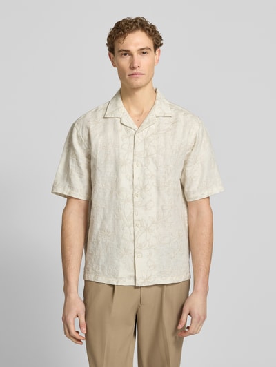 Männermodel trägt Regular Fit Freizeithemd aus reinen Leinen Modell 'ERASMUS' von JAKE*S STUDIO MEN in Beige mit floralem Stitching, Reverskragen, Knopfleiste, kurzärmelig, glatte Textur, Ganzkörperansicht von vorne. Rückenlänge 70 cm, Schulterbreite 53 cm, Ärmellänge 25 cm.