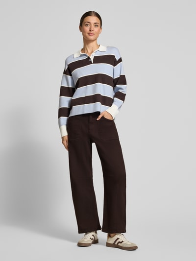 Modelka nosi Barrel Fit Jeans mit Eingrifftaschen von Smith and Soul, czarny bawełniano-elastanowy materiał, proste nogawki, kieszenie, szerokość w rozmiarze S: 38 cm, długość nogawki wewnętrznej w rozmiarze S: 67 cm, widok całej sylwetki z przodu.
