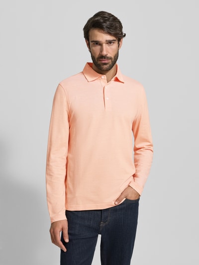 Männermodel draagt Regular Fit Poloshirt met knoopsluiting van MAERZ Muenchen in lichtoranje, katoenen stof, voorkantsaanzicht bovenlichaam.