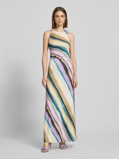 Modelka kobieca nosi Slim Fit Maxikleid Modell 'Tsane' od Topshop, wzór w kolorowe pasy, materiał elastyczny, bez rękawów, okrągły dekolt, marszczenia, długość tyłu w rozmiarze S: 151 cm, szerokość w rozmiarze S: 30 cm, widok całej sylwetki od przodu.
