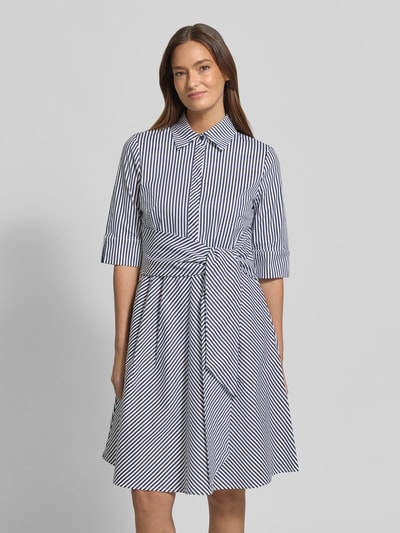 Kobiece modelka nosi 'Knielanges Hemdblusenkleid mit Bindegürtel' von Christian Berg Woman Selection, bawełna i elastan, Linia A, długość do kolan, kołnierzyk koszulowy, ukryta listwa guzikowa, wiązany pasek, długość tyłu w rozmiarze 36: 98 cm, szerokość w rozmiarze 36: 50 cm, długość rękawów w rozmiarze 36: 37 cm, białe i granatowe paski, struktura gładka, widok całego ciała z przodu