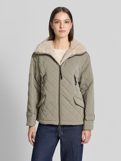Frauenmodel trägt Steppjacke mit herausnehmbarer Kapuze Modell 'HENRIKE' von Blonde No. 8 in Beige mit Kunstfell-Optik, Ganzkörperansicht von vorne.