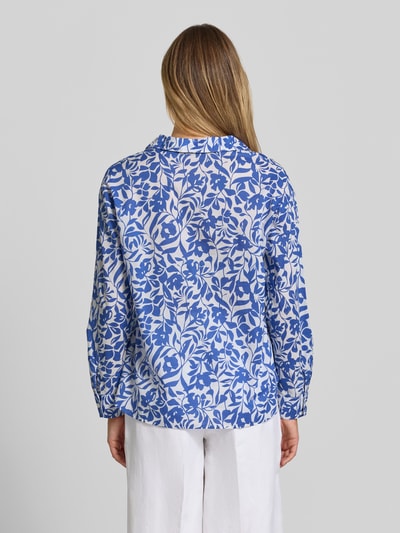 Frauenmodel trägt Bluse mit Umlegekragen und Knopfleiste von Betty Barclay in Blau-Weiß mit floralem Muster aus Baumwolle, Ganzkörperansicht Rückansicht.