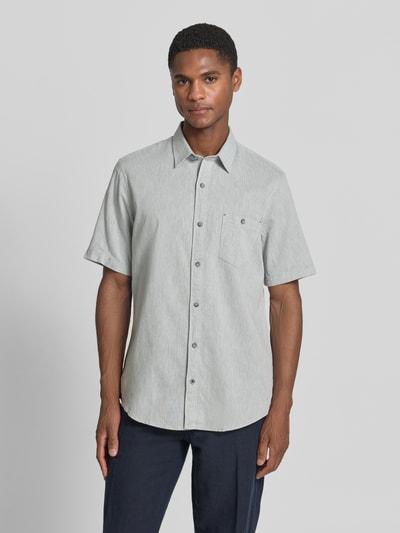 Männermodel trägt Regular Fit T-Shirt aus Baumwoll-Mix von Lerros, hellgraue Farbe, Brusttasche, Knopfleiste, Ganzkörperansicht von vorne. Rückenlänge bei Größe M: 68 cm, Schulterbreite: 43 cm, Ärmellänge: 22 cm, Label-Detail.