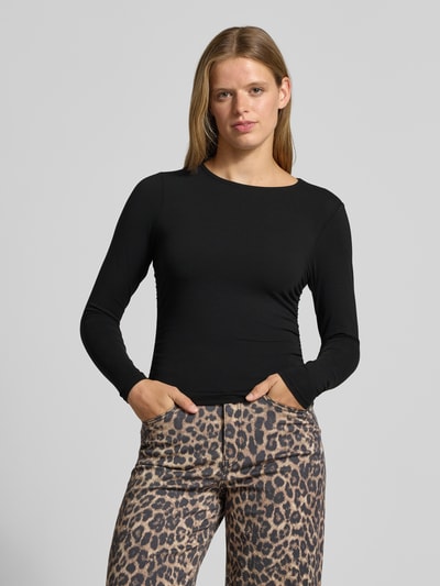 Vrouwenmodel draagt zwart shirt met lange mouwen Regular Fit Langarmshirt aus Baumwoll-Mix model 'MIRA' van ONLY, Dames, vooraanzicht van het hele lichaam.
