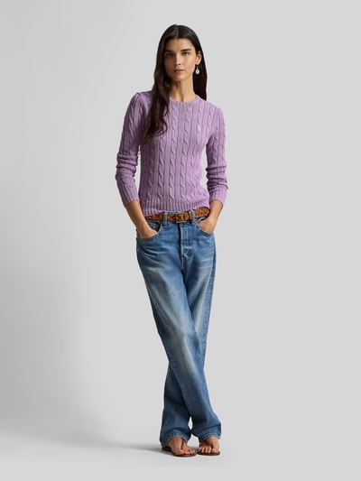 Frauenmodel trägt Strickpullover mit Zopfmuster Modell 'JULIANNA' von Polo Ralph Lauren in Flieder, Baumwolle, Slim Fit, Ganzkörperansicht von vorne.