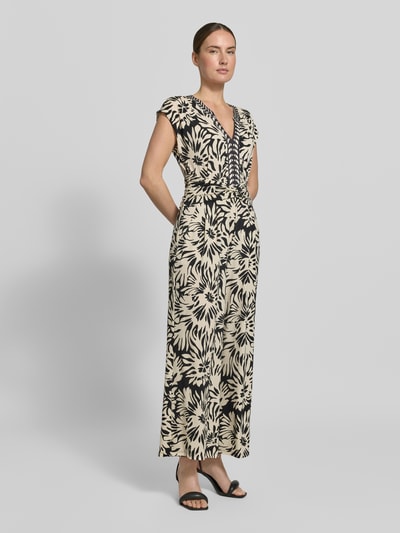 Vrouwenmodel draagt Jumpsuit met V-hals en steekzakken van ROBE LÉGÈRE, materiaalmix met stretch, getailleerd model, all-over look, geheelbeeld voorkant.