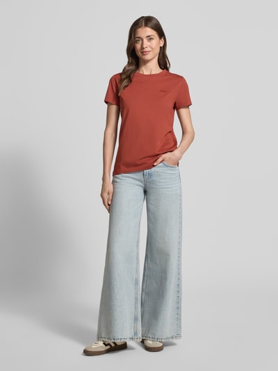 Frauenmodel trägt Regular Fit T-Shirt aus reiner Baumwolle Modell 'ESOGO' von BOSS Orange, Optik: Unifarben, Label-Schriftzug, Rundhals, Kurzarm, Ganzkörperansicht von vorne.