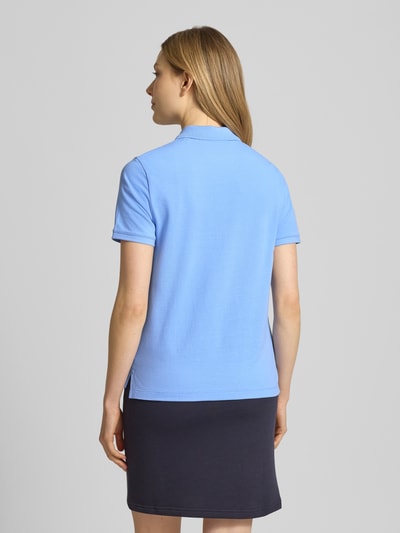 Frauenmodel trägt Poloshirt mit Logo-Stitching und Polokragen von Gant in Hellblau, Reine Baumwolle, Regular-Fit, Rückenlänge 57 cm, Ganzkörperansicht Rückansicht.