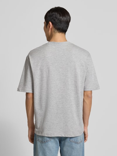 Männermodel trägt Oversized Shirt aus Baumwoll-Mix Modell 'LOOSEOSCAR' von SELECTED HOMME in Unifarben, Melange, Feinripp, Ganzkörperansicht Rückansicht.