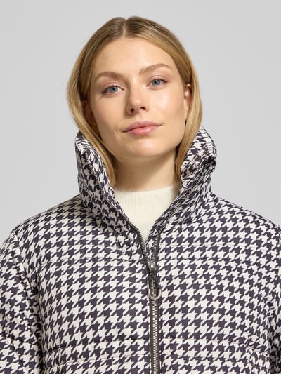 Frauenmodel trägt Boxy Fit Steppjacke mit Vichy-Muster Modell 'FILORA-1' von HUGO, Optik: Allover-Muster, Nahaufnahme Oberkörper.