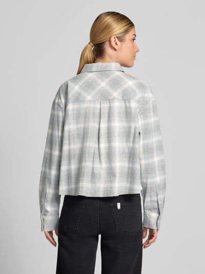 Vrouwenmodel draagt lichtgrijze en witte blouse met lange mouwen Regular Fit Langarmbluse aus reiner Baumwolle model 'Flakaro' van OPUS, dames, volledige achteraanzicht