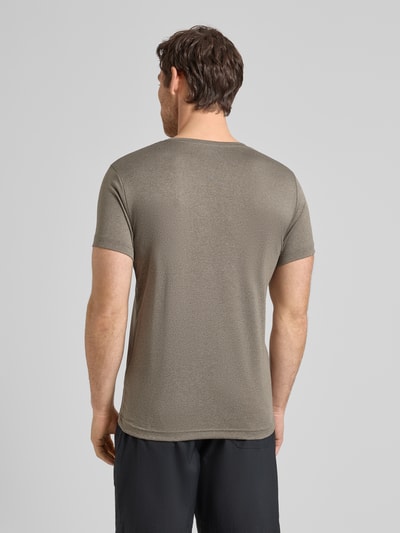 Männermodel trägt Regular Fit T-Shirt mit Rundhalsausschnitt Modell 'Bearden' von Icepeak, Herren T-Shirt, Rückenlänge 69 cm, Ganzkörperansicht Rückansicht.