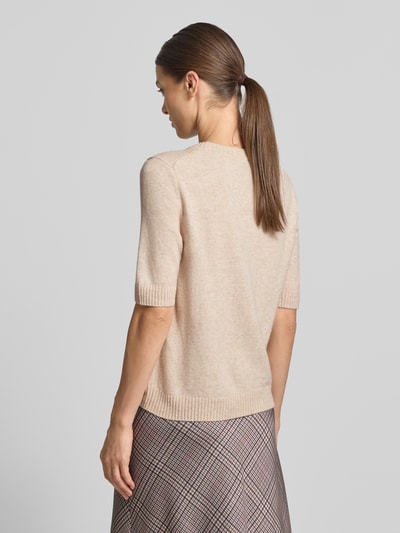 Frauenmodel trägt Pullover aus Baumwoll-Mix in Feinstrick-Optik von COMMA, tailliert, beige, gerippte Abschlüsse, Halbarm, Ganzkörperansicht Rückansicht.