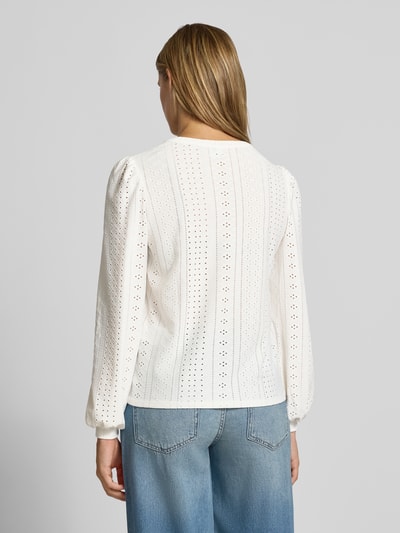 Frauenmodel trägt Regular Fit Tunika mit Lochstickerei Modell 'SANDRA' von ONLY, weiß mit Lochmuster, kombiniert zu Jeans, Ganzkörperansicht Rückansicht, Damen Tunika von ONLY.