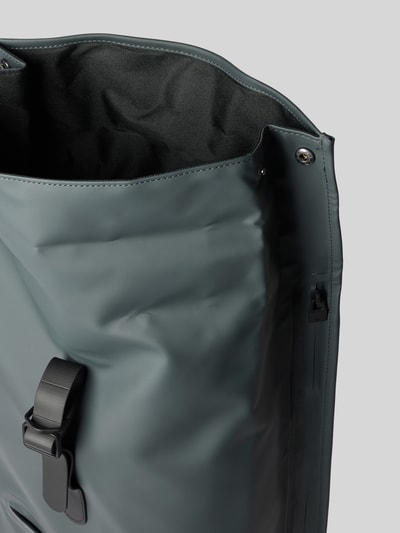 Produktfoto, Rucksack mit Karabinerverschluss Modell 'Rolltop' von Rains, mattes Dunkelgrau, große Öffnung, weiche Mesh-Rückseite, glatte Oberfläche