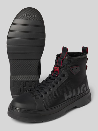 Produktfoto, High Top Sneaker im Wanderschuh-Stil Modell 'URIAN' von HUGO in Schwarz mit runder Schuhspitze, flacher Absatz, strukturiertem Material, Label Print und Ziernähten, unifarbene Optik, Schnürung, Sohle mit Profil, Absatzhöhe 3 cm bei Größe 45
