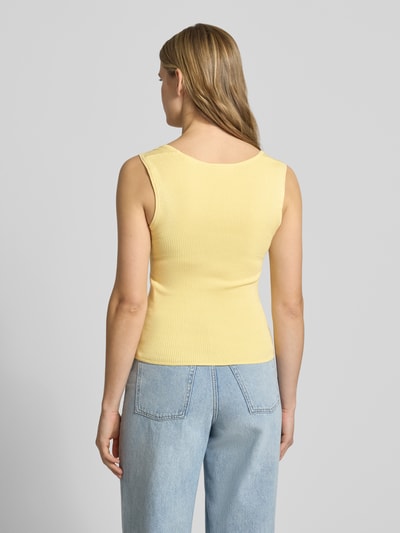 Frauenmodel trägt Top aus Viskose-Mix mit Karree-Ausschnitt Modell 'POSIE' von JJXX, Slim-Fit, Rückenlänge bei Größe S: 52 cm, Ganzkörperansicht Rückansicht.