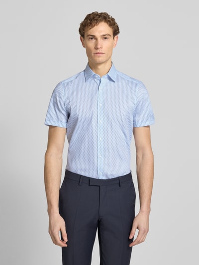 Männermodel trägt Slim Fit Business-Hemd im Allover-Look mit Kentkragen von OLYMP Level Five in hellblau, Baumwoll-Elasthan-Mix, Ganzkörperansicht von vorne.