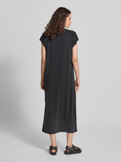 Frauenmodel trägt ein schlichtes, schwarzes Gerades Freizeitkleid aus Viskose-Mix Modell 'ANORA' von PIECES, glatte Oberfläche, Ganzkörperansicht Rückansicht. Damen Freizeitkleid von PIECES.