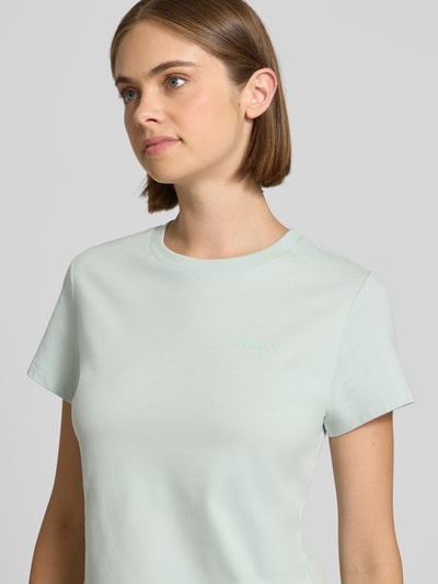 Vrouwenmodel draagt Regular Fit T-Shirt uit zuivere katoen model 'Damatee_B' van HUGO, lichtblauw, effen, zachte textuur, Dames T-shirt van HUGO Blue, close-up bovenlichaam.