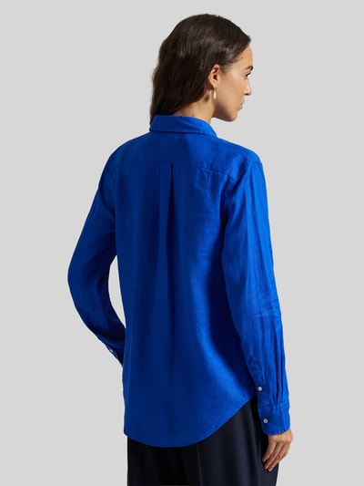 Männermodel trägt Hemdbluse aus reinem Leinen von Polo Ralph Lauren in kräftigem Blau, lockerer Schnitt, Knopfleiste, Ganzkörperansicht Rückansicht.