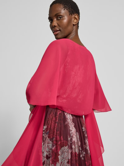 Kobieta modelka nosi Relaxed Fit Cocktail-Jacke in semitransparentem Design od Vera Mont, półprzezroczysty materiał, krój relaxed fit, dekolt w serek, zapięcie na guzik, rękaw o dł. 1/2, widok całej sylwetki z tyłu.