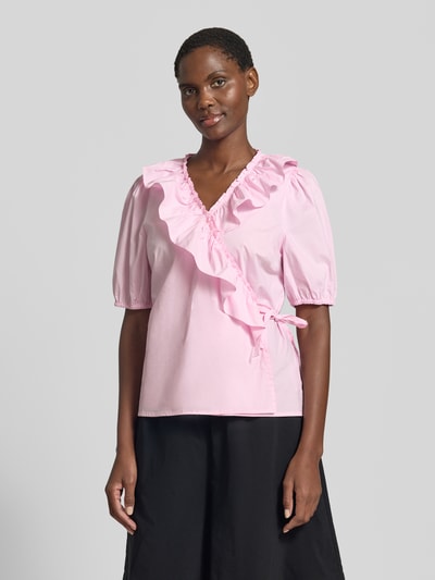 Frauenmodel trägt Wickelbluse mit Rüschen Modell 'Malay' von FREE/QUENT in Rosa, Reine Baumwolle, Gerader-Schnitt, V-Ausschnitt, 1/2-Arm, Nahaufnahme Oberkörper.