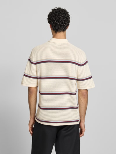 Männermodel trägt Regular Fit Poloshirt mit Streifenmuster Modell 'MAINE' von Jack & Jones aus reiner Baumwolle, Rückenlänge 70 cm, Ganzkörperansicht Rückansicht.