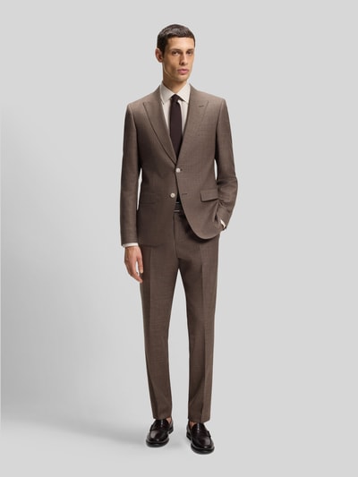 Männermodel trägt Slim Fit pantalon van mix van scheerwol, zijde en linnen, mêlee look, steekzakken, persplooien, BOSS, Ganzkörperansicht von vorne