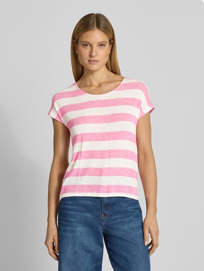 Frauenmodel trägt Regular Fit T-Shirt aus Viskose-Mix Modell 'WIDE STRIPE' von Vero Moda in Rosa-Weiß mit breiten Streifen, Feinstrick, U-Boot-Ausschnitt, Label Stitching, kurzarm, abgerundeter asymmetrischer Abschluss, Ganzkörperansicht von vorne.