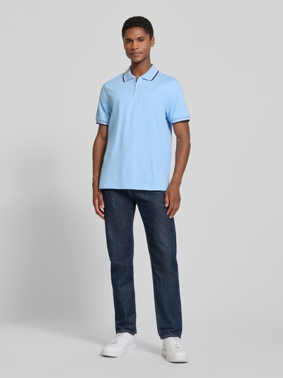 Männermodel trägt Slim Fit Poloshirt mit Kontraststreifen und Reißverschluss von MCNEAL in Hellblau, Baumwoll-Elasthan-Mix, Ganzkörperansicht von vorne, Rückenlänge bei Größe M 73 cm.