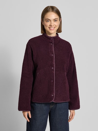 Frauenmodel trägt Teddyjacke mit Stehkragen Modell 'VERA' von JJXX in dunklem Lila, gerade Passform, seitliche Eingrifftaschen, Nahaufnahme Oberkörper.