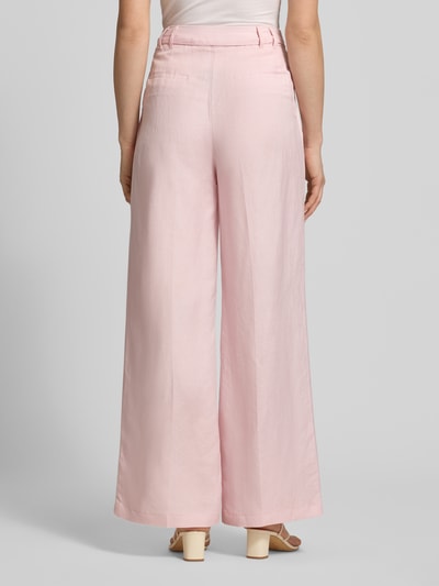 Frauenmodel trägt Wide Leg Hose aus Leinen-Mix mit Gürtel von Christian Berg Woman Selection, zartrosa, glatte Oberfläche, Ganzkörperansicht Rückansicht.