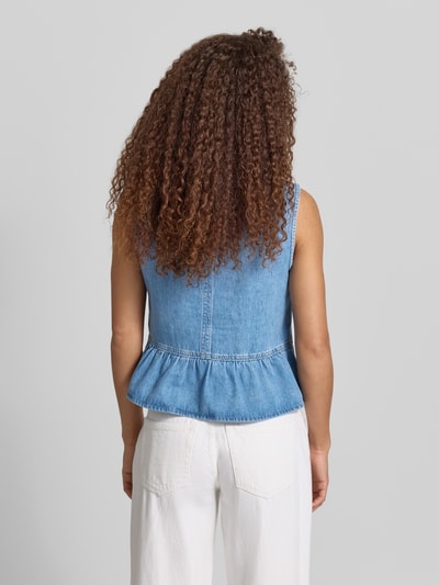 Frauenmodel trägt Relaxed Fit Blusentop aus reiner Baumwolle von Marc O'Polo Denim in Denim-Optik mit Volants, Cropped Länge, Ganzkörperansicht Rückansicht.
