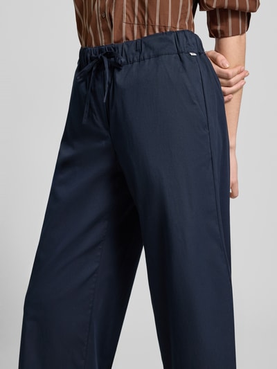 Frauenmodel trägt Regular Fit Culotte aus Baumwoll-Mix von Brax, Optik: Unifarben, Passform: Regular-Fit, Länge: Cropped, Bundabschluss: Tunnelzug, Material: Baumwoll-Mix, Nahaufnahme Oberkörper.