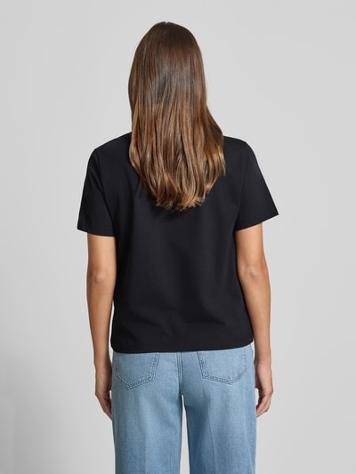 Frauenmodel trägt T-Shirt mit Stitching Modell 'NORA' von Vila in Schwarz, Baumwoll-Elasthan-Mix, Regular Fit, glatte Textur, Ganzkörperansicht Rückansicht.