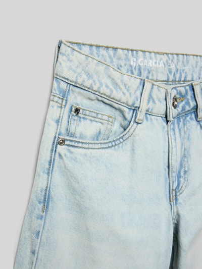 Produktfoto, Wide Leg Jeans mit Eingrifftaschen Modell 'Marall' von Garcia, hellblaue Baumwolle, strukturierte Oberfläche, sichtbare Nähte