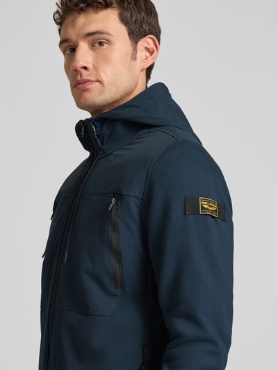 Männermodel trägt Jacke mit Reißverschlusstaschen von PME Legend aus Baumwoll-Mix, Regular-Fit, Kapuze mit Tunnelzug, Label-Detail, Nahaufnahme Oberkörper.